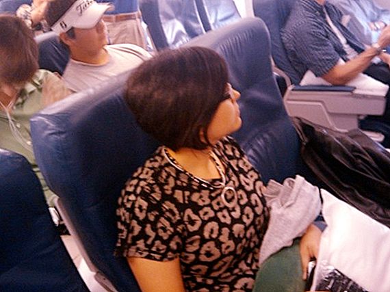 How to attract the attention of a person sitting next to you on an airplane