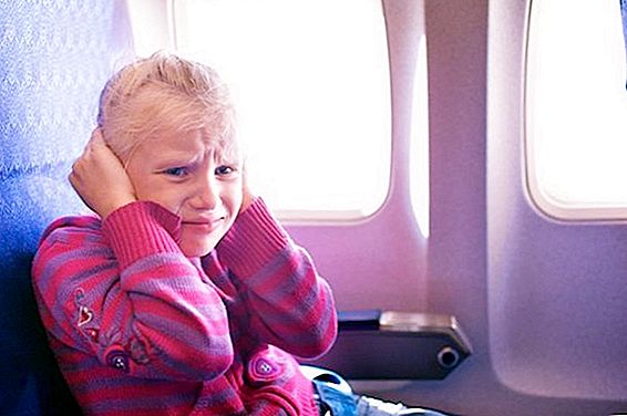 วิธีที่จะช่วยให้ลูกของคุณเอาชนะความกลัวในการบิน