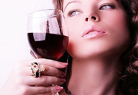 Alkoholno piće i ženski karakter